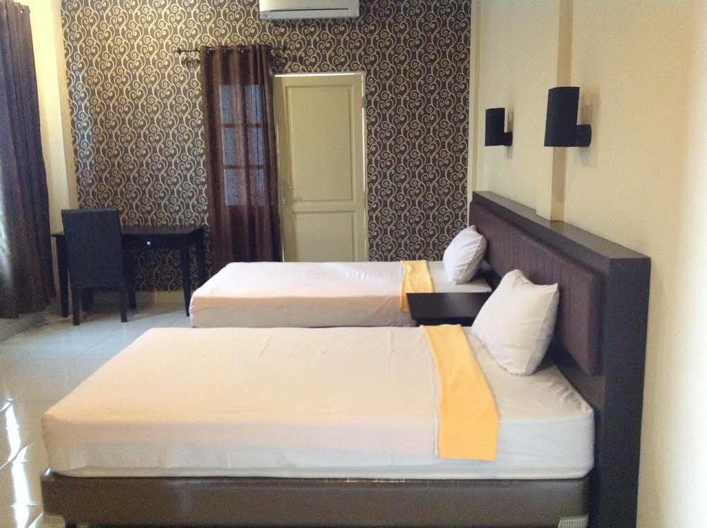 Hotel Carolina Transit Medan Zewnętrze zdjęcie