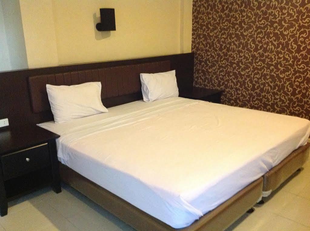 Hotel Carolina Transit Medan Zewnętrze zdjęcie