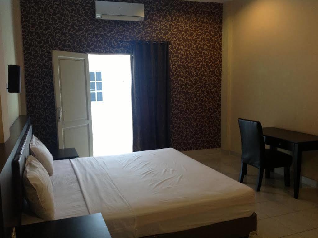 Hotel Carolina Transit Medan Zewnętrze zdjęcie
